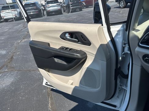 Used 2024 Chrysler Pacifica Touring-L FWD image 17