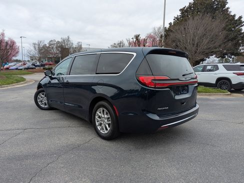 Used 2025 Chrysler Pacifica Select image 7