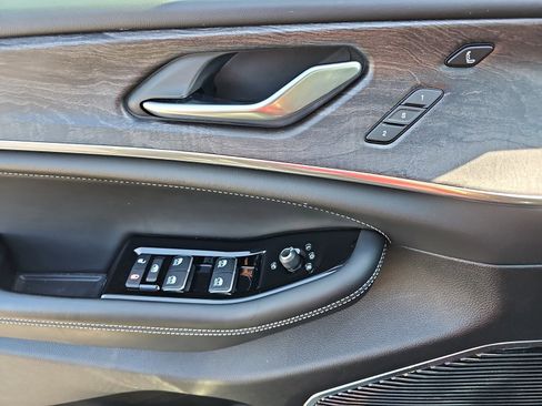 Used 2022 Jeep Grand Cherokee Overland w/ Luxury Tech Group IV image 29