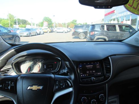 Used 2022 Chevrolet Trax LT w/ LT Convenience Package AWD/4WD image 16