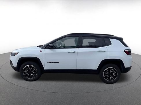 Used 2025 Jeep Compass Trailhawk image 9