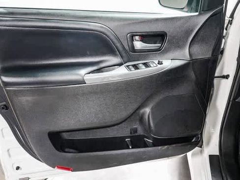 Certified 2020 Toyota Sienna SE image 22