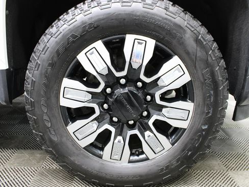 Used 2025 GMC Sierra 2500 Denali image 8