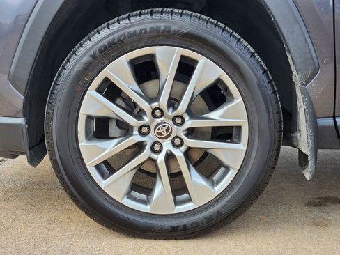 Used 2022 Toyota RAV4 XLE Premium image 14