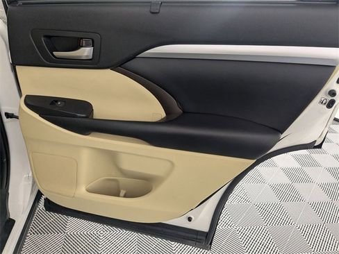 Used 2019 Toyota Highlander XLE image 31