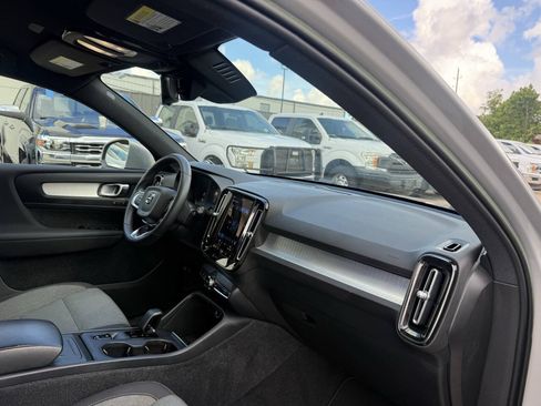 Used 2023 Volvo XC40 B5 Core AWD/4WD image 9