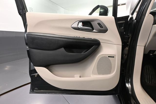 Used 2018 Chrysler Pacifica Limited FWD image 13
