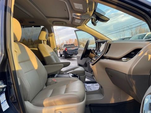 Used 2020 Toyota Sienna XLE Premium image 15