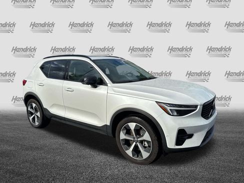 Used 2025 Volvo XC40 B5 Plus AWD/4WD image 2