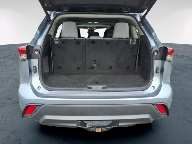 Used 2022 Toyota Highlander XLE AWD/4WD image 11