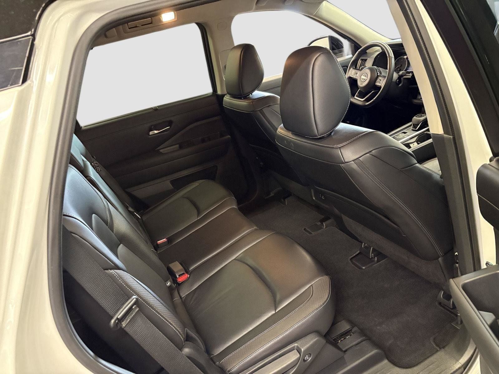 Used 2024 Nissan Pathfinder SL AWD/4WD image 18