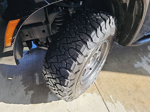 Used 2024 Nissan Frontier SV image 30