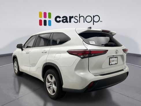 Used 2024 Toyota Highlander LE FWD image 2