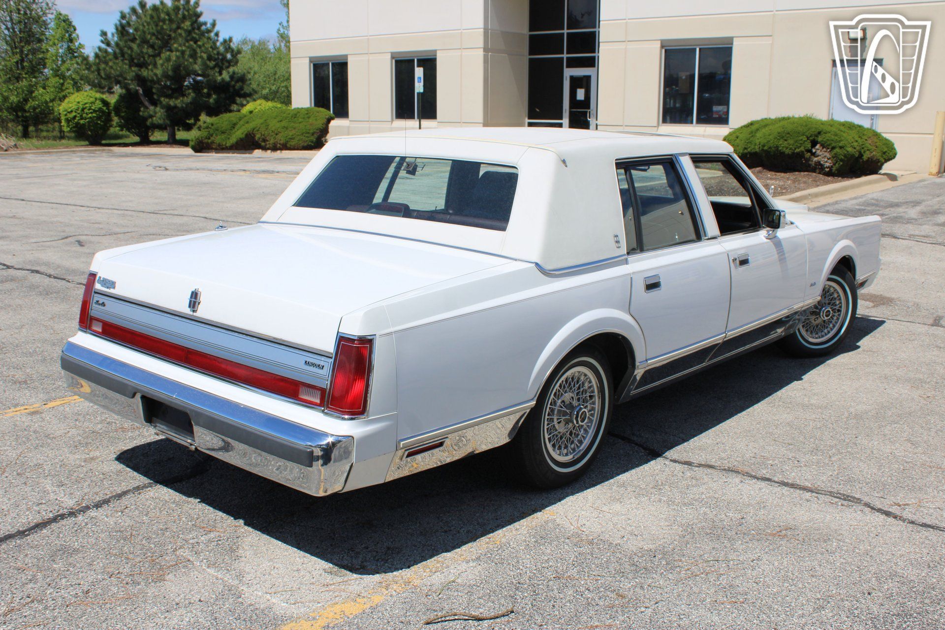 Used 1988 Lincoln Town Car Signature RWD image 13