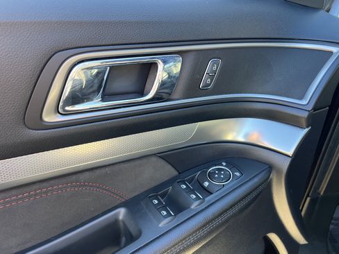 Used 2018 Ford Explorer XLT w/ Equipment Group 202A image 13