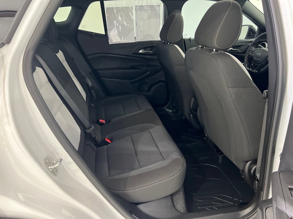 Used 2025 Chevrolet Trax RS w/ Sunroof Package FWD image 24