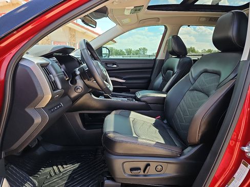 Used 2025 Nissan Pathfinder Platinum image 12