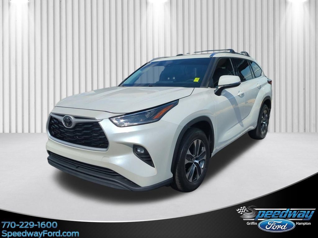 Used 2021 Toyota Highlander XLE FWD image 1