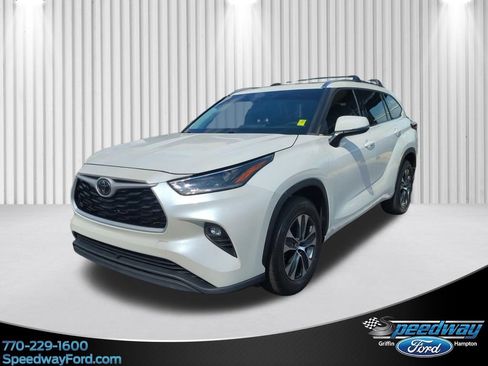 Used 2021 Toyota Highlander XLE FWD image 1