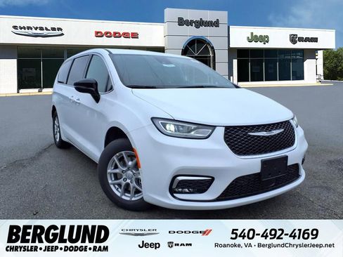 New 2026 Chrysler Pacifica Select image 1