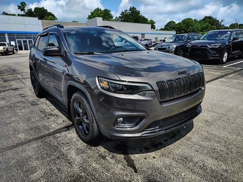 Used 2019 Jeep Cherokee Latitude Plus AWD/4WD image 3