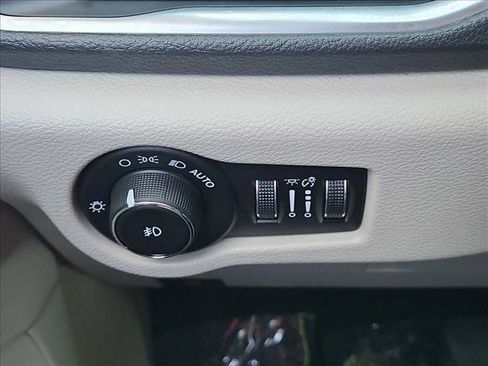 Used 2018 Chrysler Pacifica Limited FWD image 17