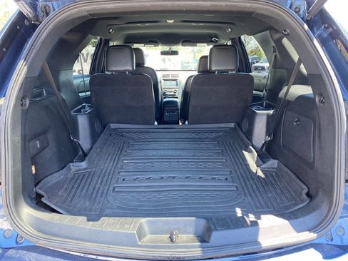 Used 2017 Ford Explorer XLT w/ Equipment Group 202A AWD/4WD image 5
