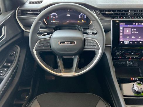 New 2025 Jeep Grand Cherokee Altitude image 14