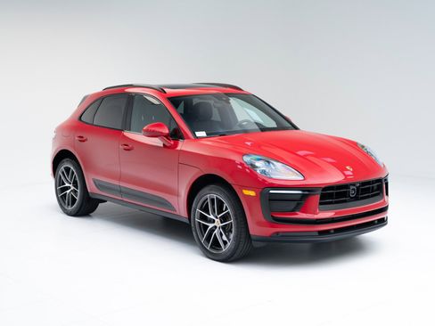 Certified 2025 Porsche Macan image 7