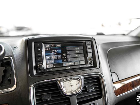 Used 2015 Chrysler Town & Country Touring image 26