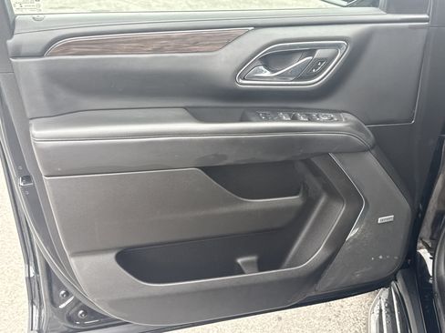 Used 2021 Chevrolet Suburban LT w/ LT Signature Package image 16