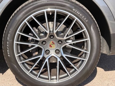 Used 2023 Porsche Cayenne Platinum Edition image 35