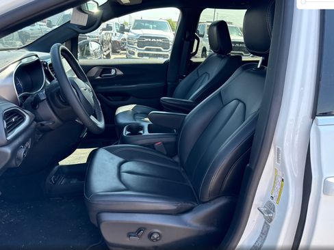 Used 2025 Chrysler Pacifica Select FWD image 3