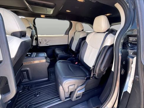 Used 2025 Toyota Sienna Platinum FWD image 21