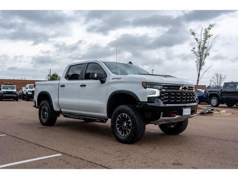 Used 2023 Chevrolet Silverado 1500 ZR2 w/ Technology Package image 3