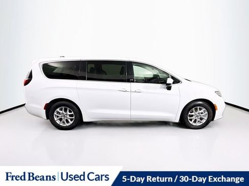 Used 2023 Chrysler Pacifica Touring-L FWD image 8
