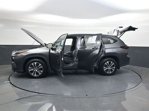 Used 2024 Toyota Highlander XLE image 42