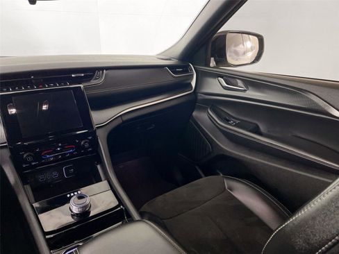 Used 2023 Jeep Grand Cherokee L Laredo image 33