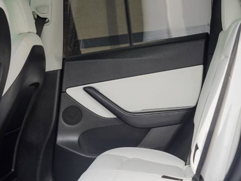 Used 2021 Tesla Model Y Long Range AWD/4WD image 17