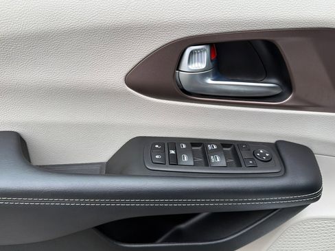 Used 2023 Chrysler Voyager LX FWD image 11