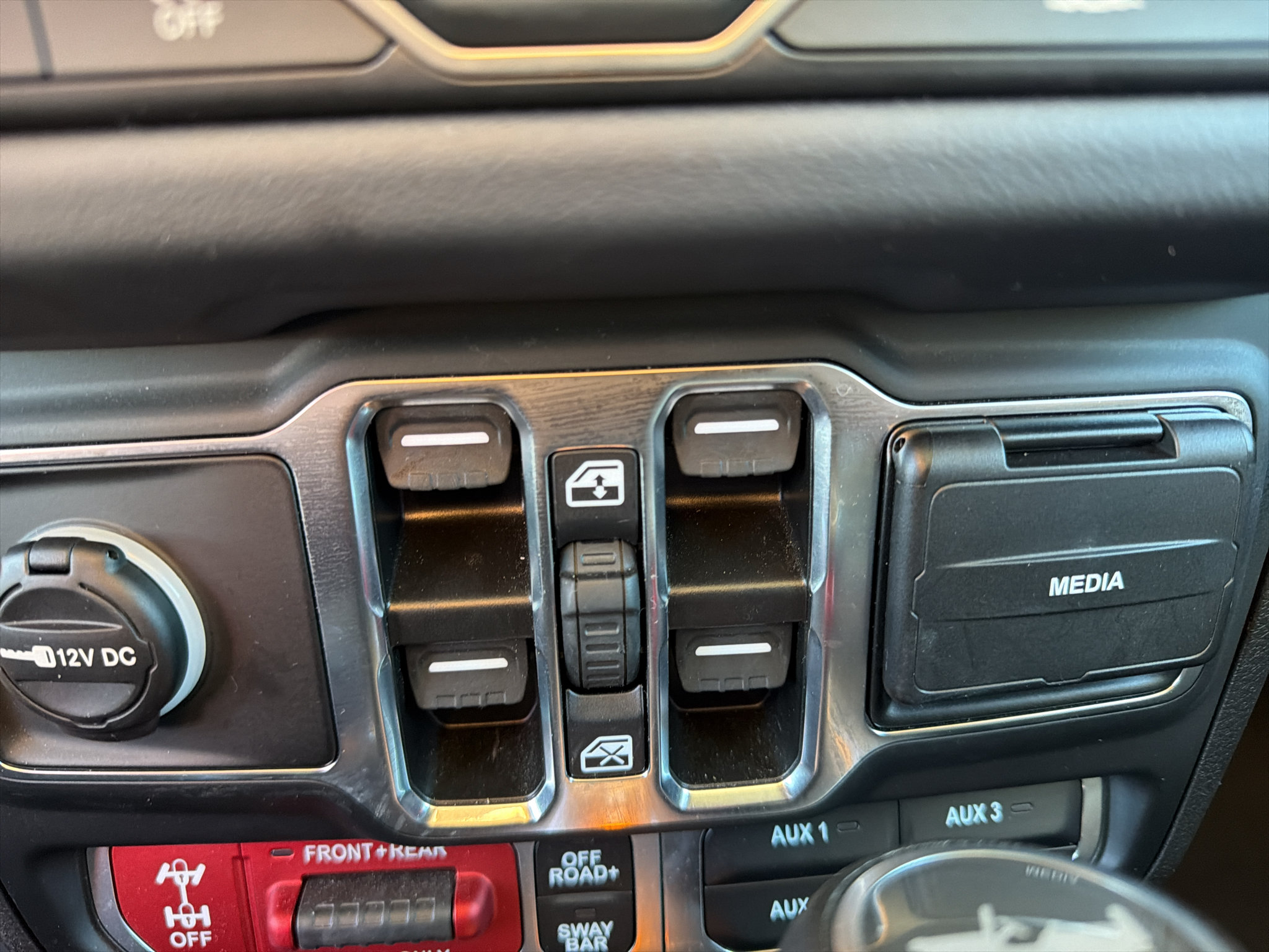 Used 2025 Jeep Wrangler Unlimited Rubicon w/ Convenience Group AWD/4WD image 15