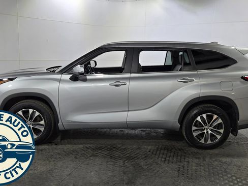 Used 2023 Toyota Highlander XLE AWD/4WD image 4