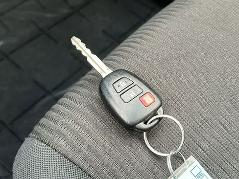 Used 2016 Toyota RAV4 LE AWD/4WD image 29