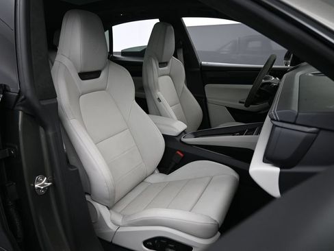 Certified 2025 Porsche Macan Turbo Electric AWD/4WD image 31