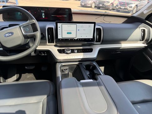 Used 2025 Ford Expedition Active AWD/4WD image 12