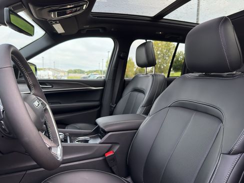 New 2025 Jeep Grand Cherokee Limited w/ Luxury Tech Group II AWD/4WD image 29