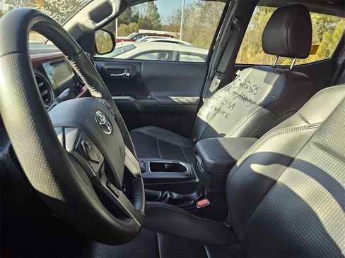 Used 2019 Toyota Tacoma TRD Off-Road image 7