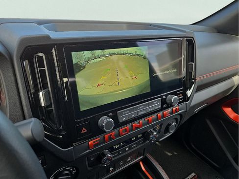Used 2025 Nissan Frontier PRO-4X image 17
