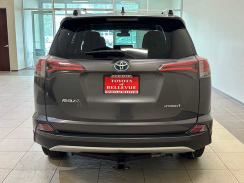 Used 2018 Toyota RAV4 LE image 5