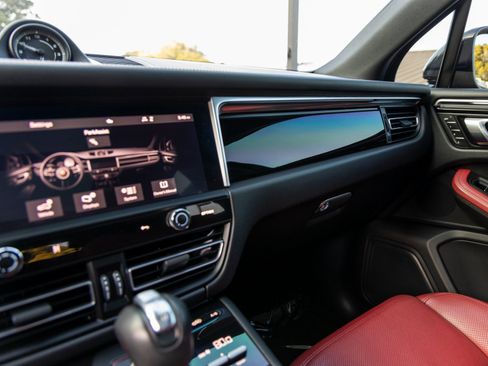 Certified 2023 Porsche Macan image 33